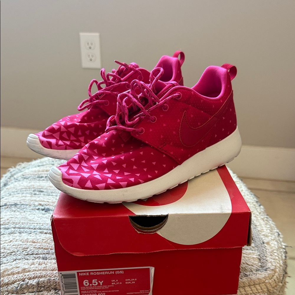 Nike Rosherun Valentine’s Day (6.5Y kids size = 8 women’s)